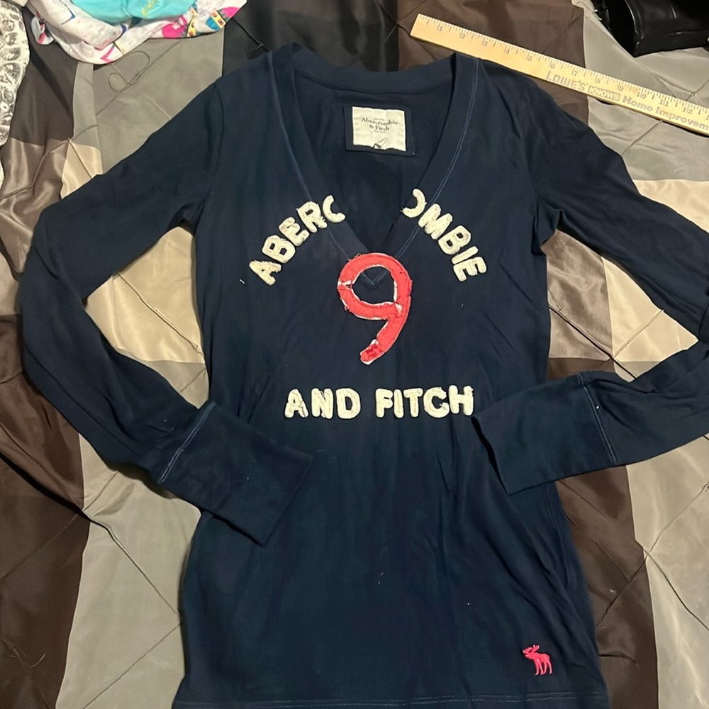 Abercrombie & Fitch Women's Navy Long-Sleeve V-Neck Top with Red Accent XS